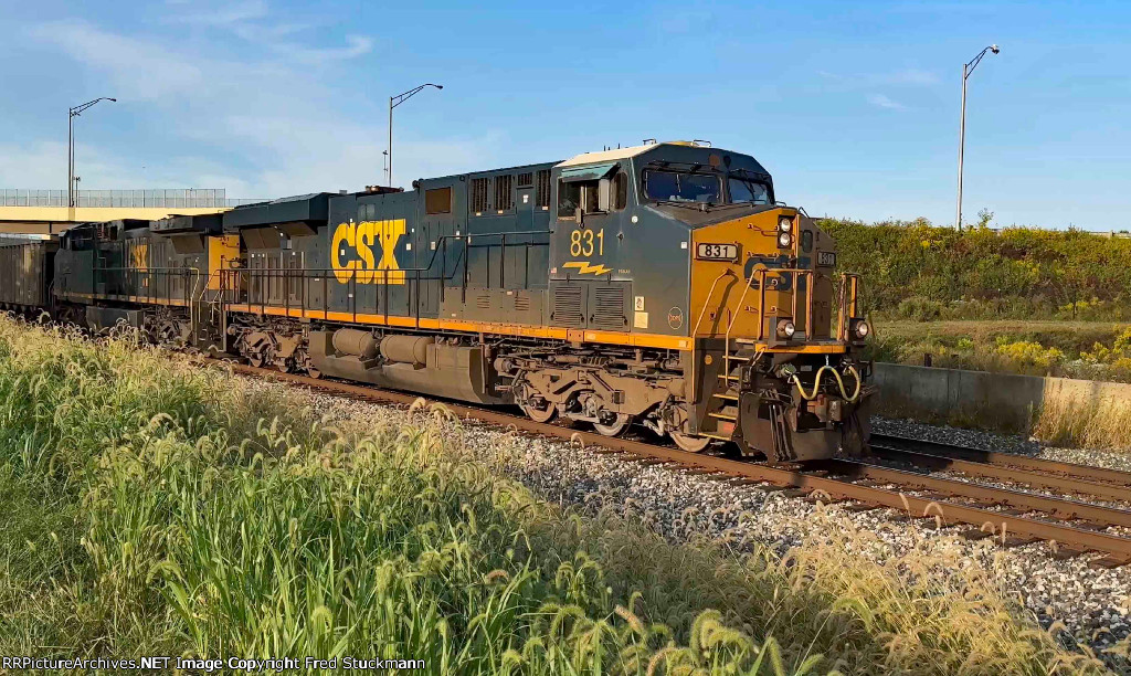 CSX 831 leads E907 east.